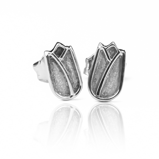 Topitos Tulipán es la joya perfecta para añadir un toque de elegancia y sofisticación a cualquier atuendo. Con su diseño de oro 18K de Joyería Caracas y una garantía para toda la vida, este accesorio exclusivo será una adición atemporal a tu colección de joyería. Haz una declaración de lujo con Topitos Tulipán.