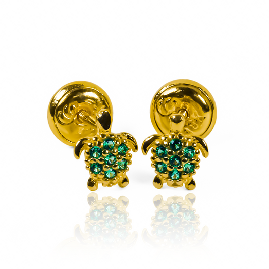 Descubre la exclusividad de los Topitos Turtles con un toque de oro 18K y la calidad de Joyería Caracas. Con garantía para toda la vida, estos elegantes y sofisticados pendientes son la elección perfecta para aquellos que buscan lo mejor en joyería de lujo. Disfruta de su belleza duradera y refinada.