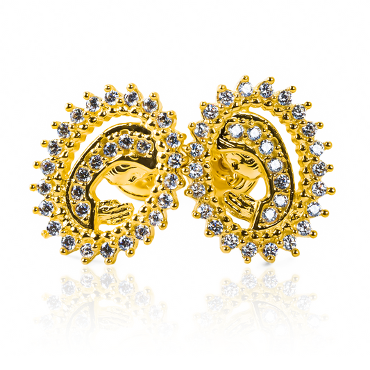 Luce elegante y exclusiva con los Topitos Virgen María cristales, hechos en Oro 18K por la reconocida Joyería Caracas. Con garantía de por vida, su brillo y sofisticación serán eternos. Un verdadero tesoro artístico para complementar tu estilo.