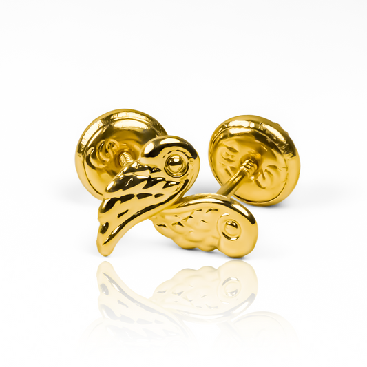 Descubre la elegancia y exclusividad de los Topitos Wings, hechos con Oro 18K y diseñados por Joyería Caracas. Con garantía para toda la vida, estos magníficos pendientes evocan el lujo y la sofisticación que solo los mejores productos pueden ofrecer. Una joya imprescindible para cualquier amante del arte y la moda.