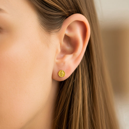 Oreja de modelo usando un topito de San Benito en oro amarillo de 18 quilates de Joyería Caracas.