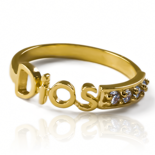 Anillo Dios M de Joyería Caracas en oro 18k. Un símbolo de lujo y elegancia, este anillo viene con garantía para toda la vida.