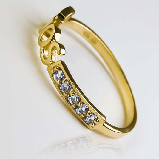 Anillo Dios S, fabricado en oro 18k por Joyería Caracas, cuenta con certificado de calidad y garantía de por vida.