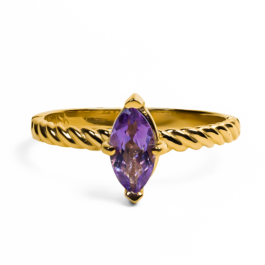 Anillo exclusivo de Joyería Caracas es una verdadera obra de arte. Confeccionado en oro 18k, presenta una impresionante forma de marquesa con una piedra preciosa amatista en el centro.