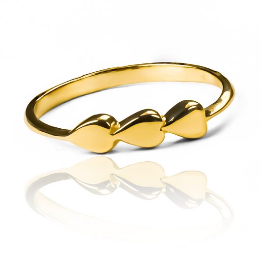 Anillo de la línea "Amor por tres" de Joyería Caracas está elaborado en oro 18k, lo que garantiza su calidad y durabilidad por toda la vida.