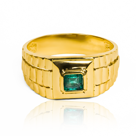 Anillo Armis con esmeralda de Joyería Caracas. Hecho en oro 18k, esta pieza de diseño único no solo te ofrece un toque de lujo, sino también una garantía de por vida.