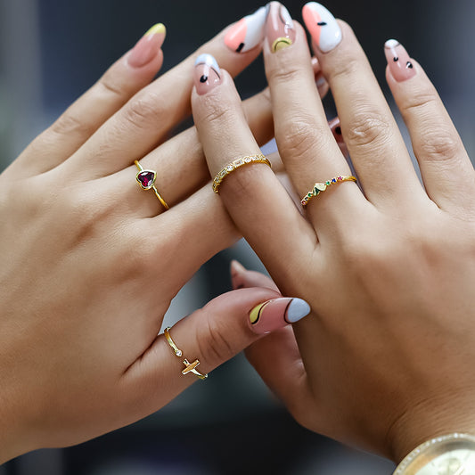 Mano de mujer con anillo en oro amarillo de 18 quilates con diamantes de color blanco en corte baguette, hecho en Joyería Caracas.