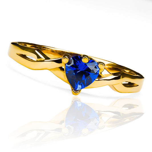 Anillo de compromiso blue heart es una joya de alta calidad de nuestra exclusiva línea de Joyería Caracas. Hecho de oro de 18 quilates y con certificado de calidad y garantía de por vida.