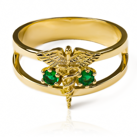 Anillo Caduceo de Joyería Caracas, hecho de oro 18K para garantizar su durabilidad. Este exclusivo anillo simboliza protección y prosperidad, con una garantía de por vida para asegurar tu inversión.