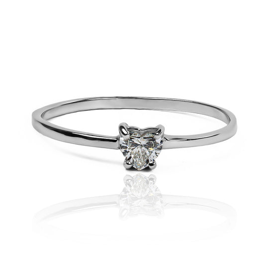 Anillo de compromiso Classic Heart es una joya exclusiva de Joyería Caracas, con un elegante diseño en oro de 18k. Este anillo viene acompañado de un certificado de calidad y garantía de por vida.