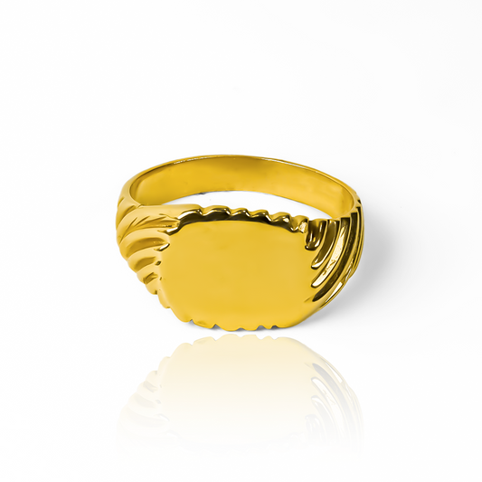 Anillo classic ring child de Joyería Caracas. Hecho de oro 18k y con garantía de por vida, este clásico anillo es perfecto para cualquier niño.
