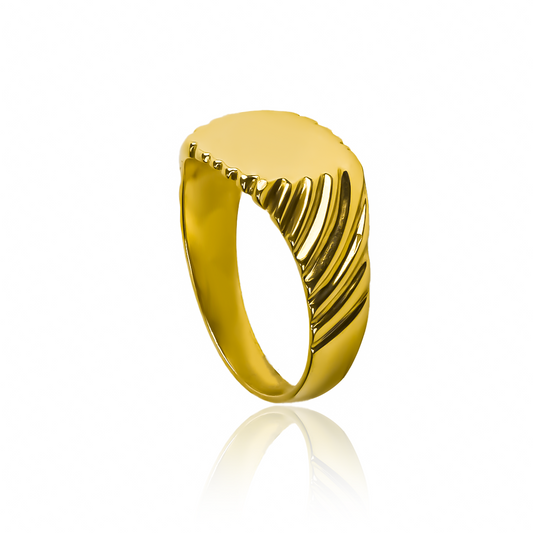 Anillo classic ring child de Joyería Caracas. Hecho de oro 18k y con garantía de por vida, este clásico anillo es perfecto para cualquier niño.