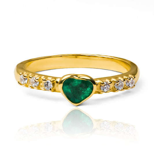 Anillo de compromiso coeur esmeralda. Hecho de oro 18k con certificado de calidad y garantía de por vida, esta joya de Joyería Caracas es perfecta.