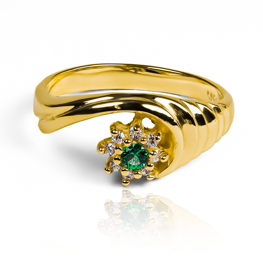 La Joyería Caracas y el oro 18k se unen en este elegante anillo con forma de concha de ponqué. Con su garantía para toda la vida.