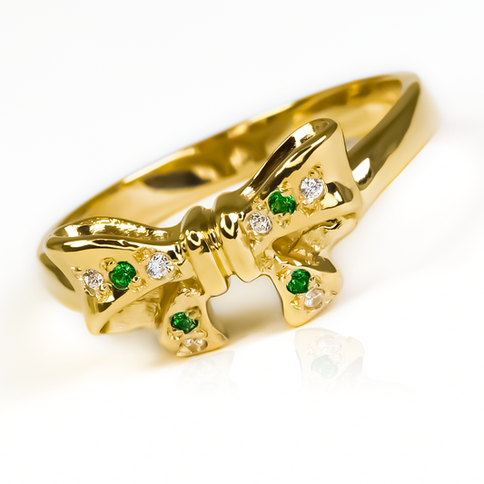 Anillo Corbatín de Joyería Caracas. Hecho de oro 18k, este elegante anillo corbatín es garantía de toda una vida de lujo.