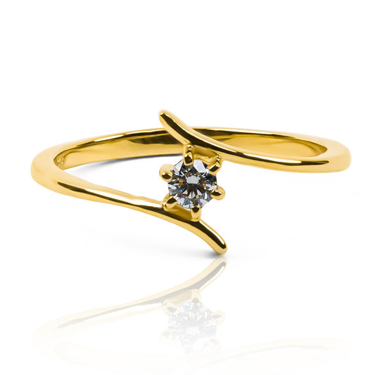 Anillo de compromiso Crossed de Joyería Caracas, hecho en oro 18k y acompañado de un certificado de calidad y garantía para toda la vida.