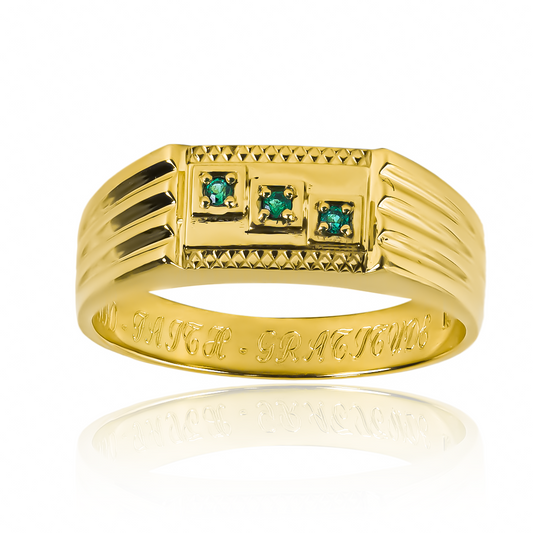 Anillo diagonal emerald de Joyería Caracas. Con su diseño único, realizado en oro 18k, y la garantía de por vida que ofrece.