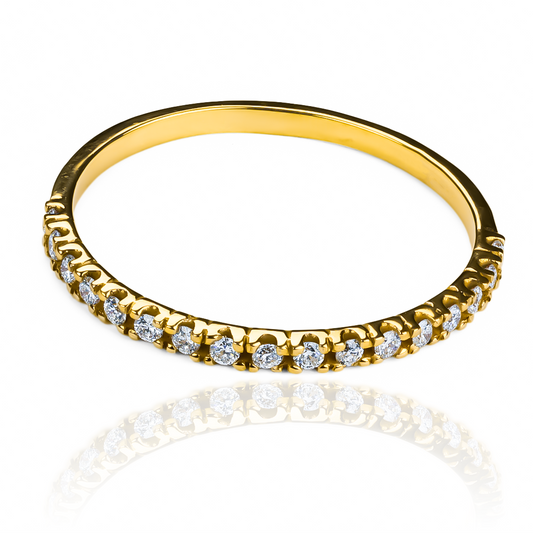 Anillo exquisito de Joyería Caracas está diseñado con un delicado y elegante acabado en oro 18k. Con 17 diamantes que simbolizan el amor eterno, este anillo es una verdadera joya para toda la vida.