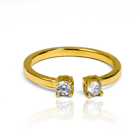 Anillo doble cristal de Joyería Caracas. Hecho con oro 18k de la más alta calidad, su diseño único y sofisticado es una garantía para toda la vida.