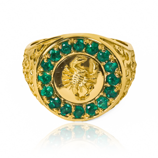 Anillo Emerald Scorpion de Joyería Caracas. Hecho de oro 18k, este anillo es una verdadera joya que aportará un toque de sofisticación a su look. Además, contará con una garantía de por vida.