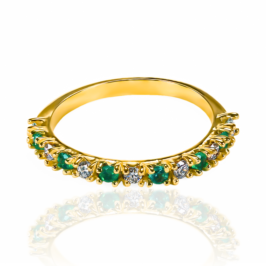 Anillo de fiesta de esmeraldas y diamantes. Hecho con Joyería Caracas y oro 18k de la más alta calidad, este impresionante anillo es una garantía para toda la vida.