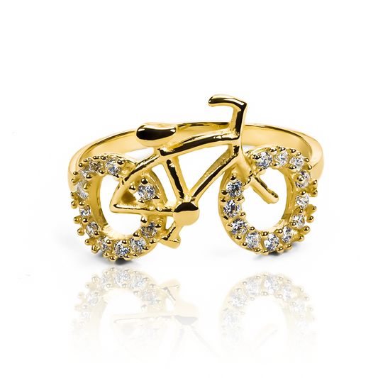 Anillo Giro JC, elaborado con Joyería Caracas de oro 18k. Con su característico giro, este anillo es un símbolo de estilo y sofisticación, te ofrecemos una garantía para toda la vida.