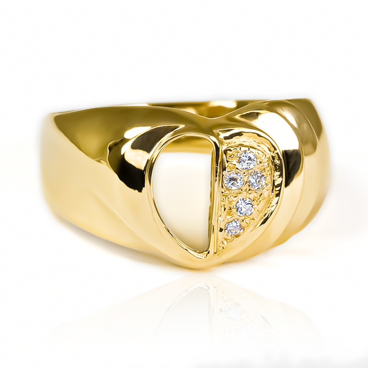 Anillo half heart de Joyería Caracas. Elaborado en oro 18k con una forma única que simboliza el amor verdadero. Además, cuenta con garantía de por vida para asegurar su calidad premium.