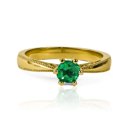 Anillo de compromiso Emerald Tradition. Hecho en Joyería Caracas con oro 18k y certificado de calidad, brindando una vida de garantía.