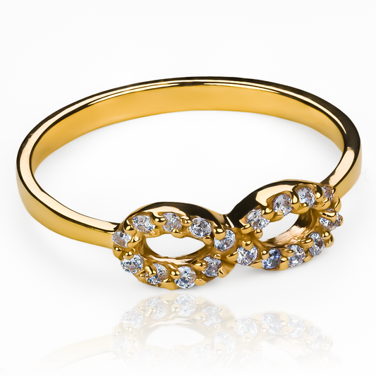 Anillo infinity cristal JC. Elaborado con Joyería Caracas y oro 18k, este anillo es un símbolo de amor eterno y viene con garantía para toda la vida.