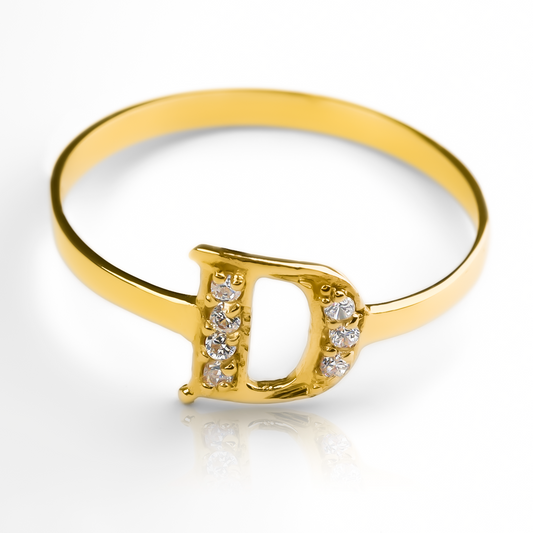 Anillo con la letra D. Hecho con oro 18k en Joyería Caracas, este anillo te brinda una garantía para toda la vida.
