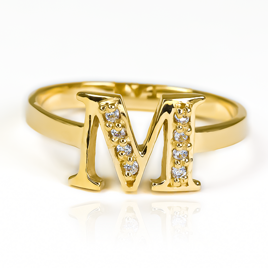 Joya de la exclusiva Joyería Caracas, este anillo de oro 18k con la letra M es sinónimo de elegancia y calidad. Con garantía de por vida.