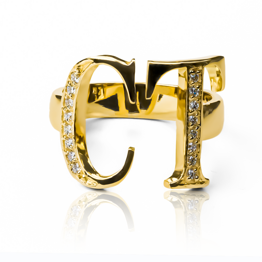 Anillo de Joyería Caracas en elegante oro 18k, con letras personalizadas para una pieza única y exclusiva. Con garantía para toda la vida.