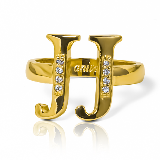 Anillo letras personalizadas II en oro 18k de Joyería Caracas. Personalice sus iniciales con elegancia y calidad única. Con garantía de por vida.