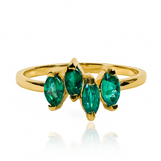 Anillo marquise quad emerald. Fabricado en oro 18k, esta joya de Joyería Caracas te hará sentir elegante y sofisticada. Disfruta de la belleza de los colores y la calidad