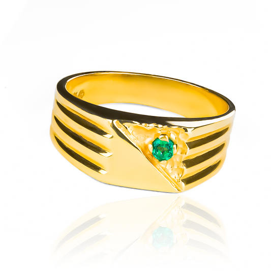 Anillo Media Cuadro Esmeralda J. Fabricado con Joyería Caracas de oro 18k, este anillo cuenta con media cuatro esmeralda y una garantía para toda la vida.