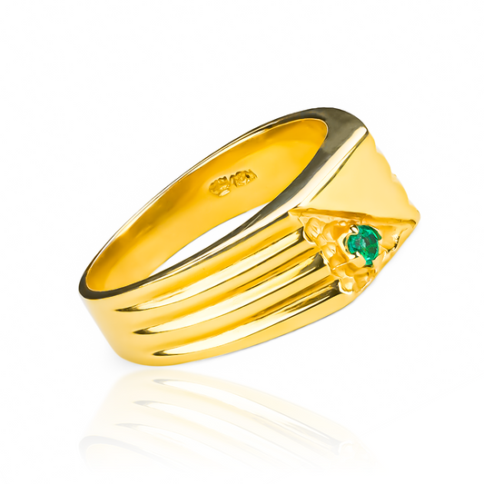 Anillo Media Cuadro Esmeralda J. Fabricado con Joyería Caracas de oro 18k, este anillo cuenta con media cuatro esmeralda y una garantía para toda la vida.