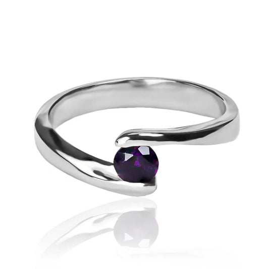 Anillo de compromiso wave III purple de Joyería Caracas. Hecho en oro 18k, este anillo cuenta con un certificado de calidad y garantía de por vida.