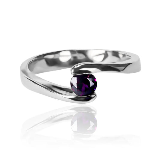 Anillo de compromiso wave III purple de Joyería Caracas. Hecho en oro 18k, este anillo cuenta con un certificado de calidad y garantía de por vida.