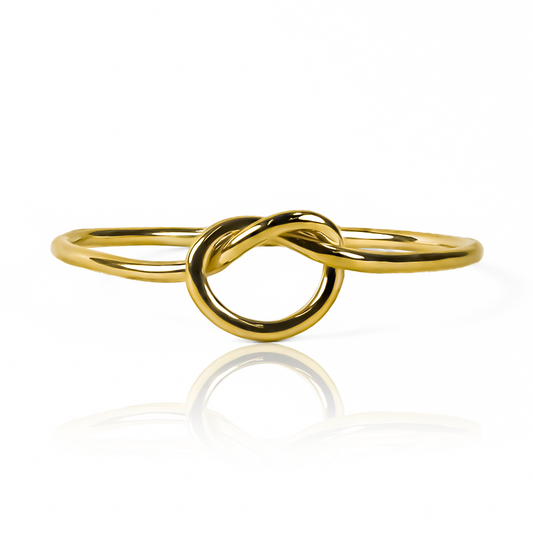 Anillo overhand knot de Joyería Caracas. Hecho de oro 18k, su diseño único y sofisticado es una verdadera obra de arte. Garantizamos su calidad de por vida.