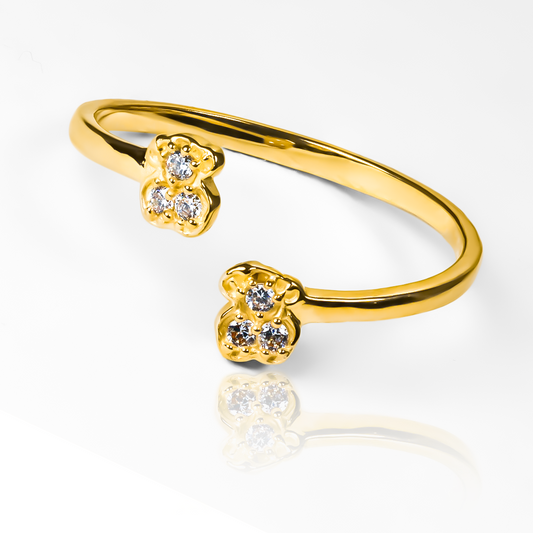 Anillo pareja de ositos J, hecho de oro 18k en Joyería Caracas. Ofrecemos garantía para toda la vida, asegurando la calidad y durabilidad.