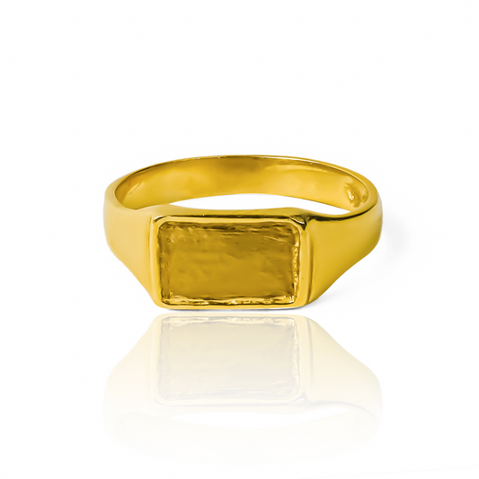 Anillo rectangular candy de Joyería Caracas es una verdadera joya de oro 18k con una garantía de por vida. Luce exclusivo y elegante con este anillo, que es sinónimo de calidad y estilo duradero.