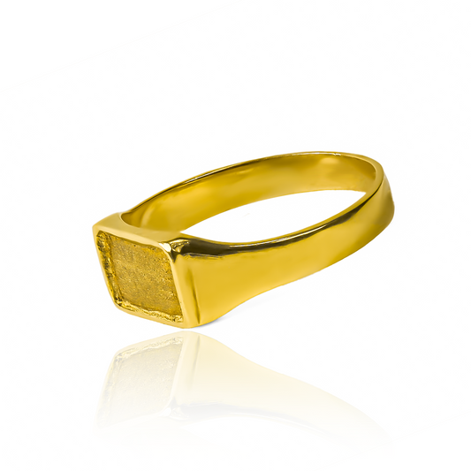 Anillo rectangular candy de Joyería Caracas es una verdadera joya de oro 18k con una garantía de por vida. Luce exclusivo y elegante con este anillo, que es sinónimo de calidad y estilo duradero.