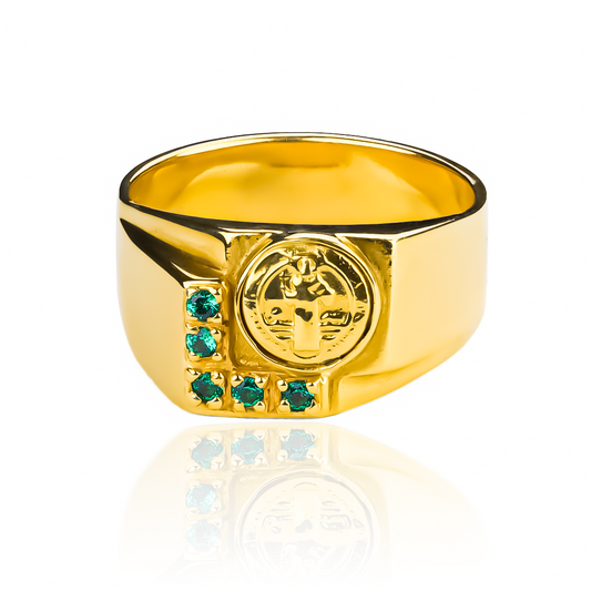 Joyería Caracas con nuestro exclusivo Anillo San Benito de oro 18k. No solo es una pieza de alta calidad, sino que también viene con una garantía de por vida.