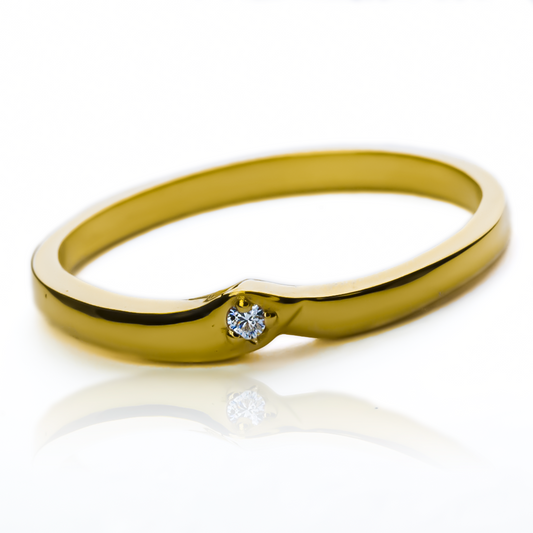 Anillo simple vi. Hecho con Joyería Caracas y oro 18k de la más alta calidad, este anillo no solo es un accesorio, es una garantía para toda la vida.