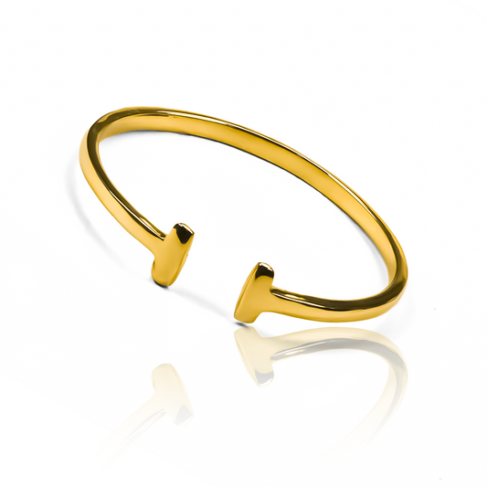 El anillo stick de Joyería Caracas está diseñado para destacar en cualquier ocasión. Hecho de oro 18k y con garantía de por vida, es un símbolo de elegancia y sofisticación.