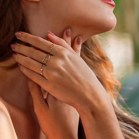 Mano de mujer con anillo stick en oro amarillo de 18 quilates, hecho en Joyería Caracas.