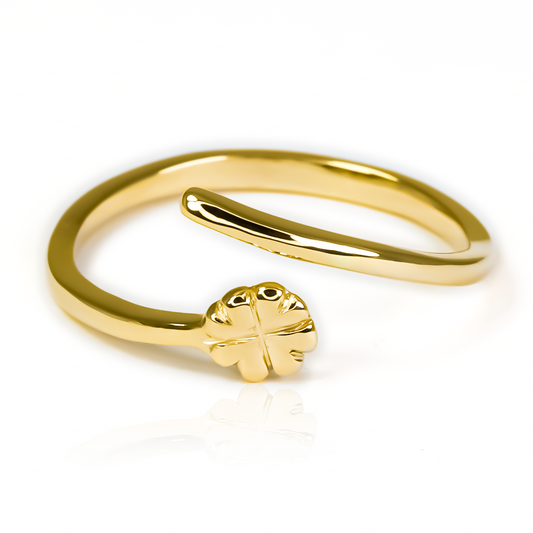 Anillo trébol corazón de Joyería Caracas es una obra de arte en oro 18k. El diseño del trébol y el corazón simboliza la suerte y el amor eterno. Con garantía de por vida.