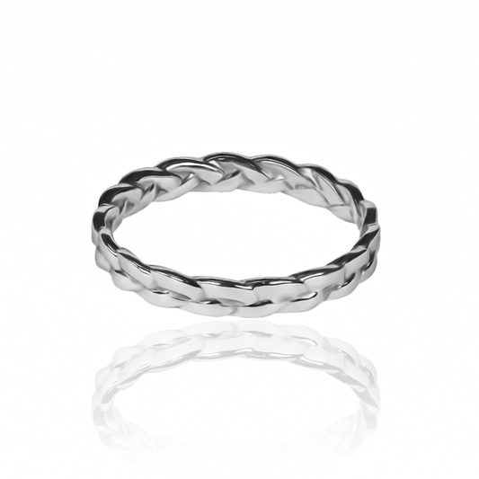 Anillo trenza de Joyería Caracas. Fabricado con oro 18k, este anillo es un lujo que puedes disfrutar toda la vida. Con nuestra garantía de por vida.