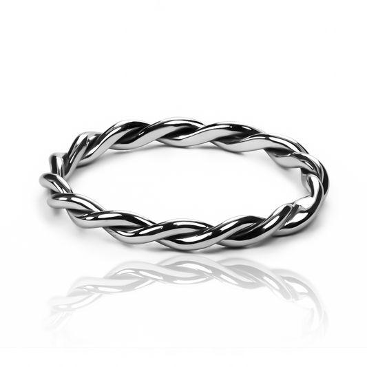 Anillo trenzado fabricado por Joyería Caracas en oro 18k. Además, incluye garantía de por vida.