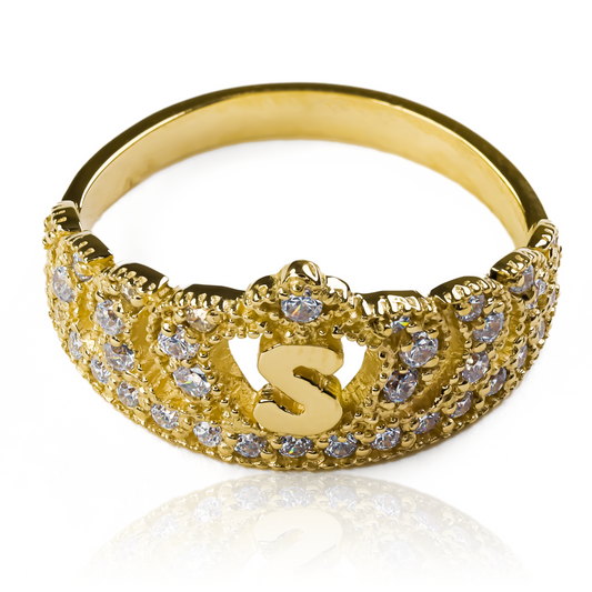 Anillo Corona Letra, fabricado en oro 18k por Joyería Caracas, cuenta con certificado de calidad y garantía de por vida.